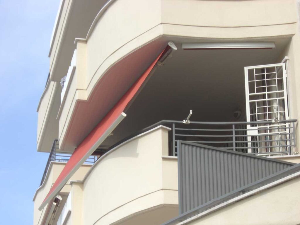 Tenda a bracci installata su balcone - Tende da sole Velletri Lariano Genzano di Roma Albano Colleferro Valmontone Artena