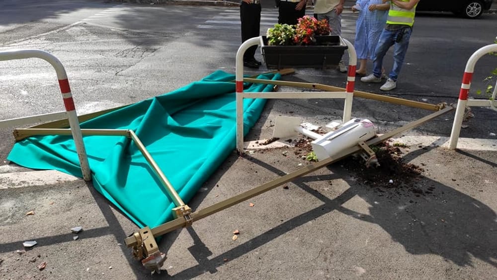 Tenda caduta da un balcone a Roma